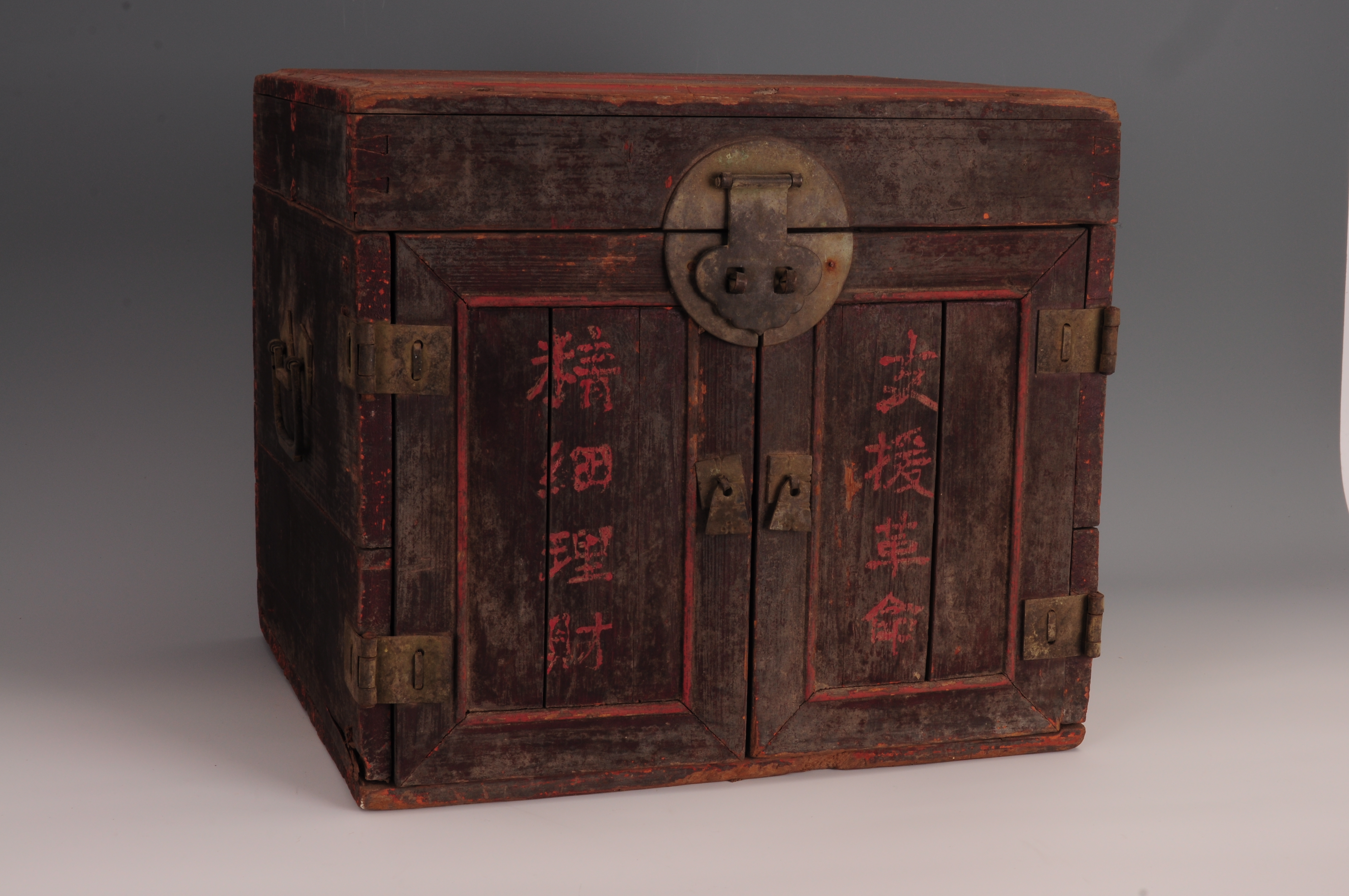 第二次国内革命战争时期东固消费合作社用过的“精细理财 支援革命”方形木箱