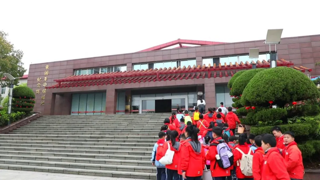 清明祭英烈 红色润童心